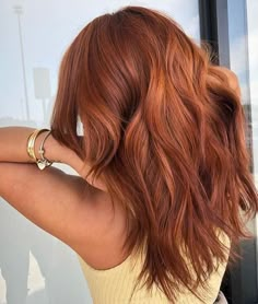 pinterest: @connellmikayla Rambut Brunette, Red Hair Inspo, Wavy Haircuts, Hair Color Auburn, Copper Hair Color, Winter Hair Color, Copper Hair