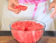 There are a lot of ways to present and arrange fruit, and some are more difficult than others. I personally have a hard time figuring out the easiest way to… How To Choose Watermelon, Cut Watermelon Easy, Watermelon Hacks, Crostini Toppings, Hummus Recipe Homemade, Teen Crafts, Watermelon Baby, Food Carving