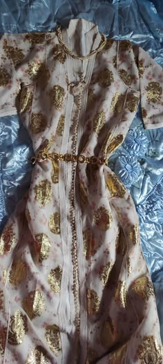 Caftan marocain fait main pour mariages et occasions Bohemian Wedding Abaya With Zari Work, Morrocan Dresses, Morrocan Fashion, Moroccan Kaftan Dress, Caftan Moroccan, Arabic Dress, Moroccan Kaftan, Moroccan Dress, In Arabic