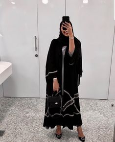 Elegant Abaya Designs, Khaleeji Abaya, Black Abaya Designs, Modern Abaya, Abaya Black, Black Abaya, Modern Hijab Fashion, Hijab Fashionista