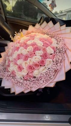 Pink and white mini crowned ramo Flower Bouquet Natural, Pretty Rose Bouquet, 100 Flowers Bouquets, How To Make Flower Bouquet, Cute Flower Bouquets, Pretty Flowers Bouquet, 100 Roses Bouquet, Garden Simple Ideas, Pretty Flower Bouquet