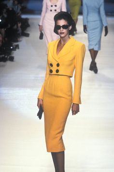 Christian Dior Runway, Dior Runway, Fashion 1990s, Fashion Decades, Original Supermodels, Woman Suit Fashion, Runway Show, 2000s Fashion