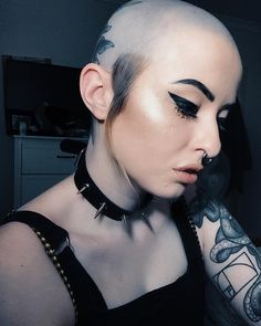 Shaved Side Of Head, Female Mohawk, Bald Head Women, Shaved Head Women, Half Shaved Hair, Buzzed Hair, Funky Short Hair, Shave Her Head, Half Shaved