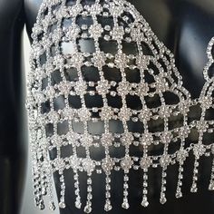 Rhinestone metal bra top. Rhinestone Bra Top, Fashion Business Ideas, Metal Bra, Crop Tanks, Rhinestone Templates, Patchwork Crop Top, Top Pearl, Rhinestone Bra, Tassel Top