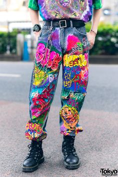 Colorful Harajuku, Graffiti Pants, Graffiti Jeans, Graphic Jeans, Japanese Student, Painted Clothes Diy, Paint Shirts, Martens Boots, Painted Jeans