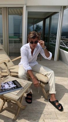 So, what defines the male old money aesthetic? In this article, I’m going to break down this classic fashion style and show you how to achieve the old money aesthetic for men and guys. Surfergirl Style, Preppy Boys, Italy Outfits, Aesthetic Boys, Neue Outfits