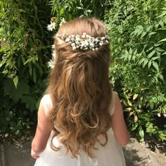 Classic Flower Girl Hair: Half-Up Do with Baby's Breath Flower Girl Updo, Flower Hairstyles, Hairstyle Bridesmaid, Girls Updo, Communion Hairstyles, Κούρεμα Bob, Girl Flower, Natural Hair Styles Easy