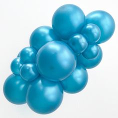 a bunch of blue balloons floating on top of each other in the shape of a flower