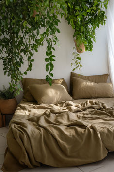 Taupe Linen Flat Sheet Pothos Bedroom Decor, Natural Style Bedroom Ideas, Earthy Bedding Sets, Cozy Wall Colors, Bedroom Cozy Aesthetic, Hobbit Bedroom, Linen Bedding Styling, Linen Fiber, Dream Sleep