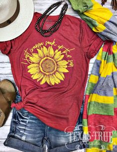 Sunflower Tshirt, Summer Tee Shirts, Fashion Packaging, Cricut Shirts, Shirts To Make, Women Fashion Edgy, Soak Up The Sun, Tshirt Ideas, Grey Tee