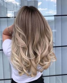 Natural Blonde Hair Root Melt, Blonde Carmel Hair Color, Blonde Balayage On Medium Length Hair, Blonde Hair Ideas For Winter, Light Brown Hair With Blonde Balayage, Hair Color Ideas For Blondes Winter, Cool Toned Blonde Balayage, Blondette Hair, Blonde Hairlights