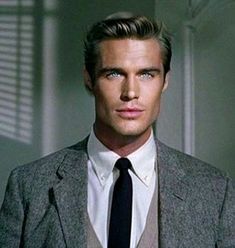 Men With Strong Jawline, Hollow Cheeks Male, Jawline Men, Perfect Jawline, Glow Up Guide, Strong Jawline, George Peppard, Skincare Routines