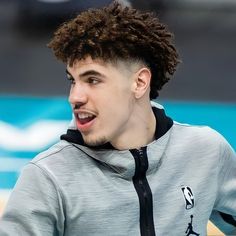 Curry Hair Hairstyles, Lamelo Ball Haircut, Hornet Wallpaper, Melo Ball, Tight Curly Hair, Long Curly Hair Men, Desenho Tom E Jerry, Mixed Guys, Ball Hair