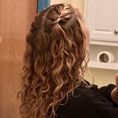 Long Natural Curly Hair, Volleyball Girl, Volleyball Hair, Aesthetic Styles, 2024 Aesthetic, Hairstyles 2024, Volleyball Hairstyles For Curly Hair, Hairstyles For Curly Hair, Curly Hair Inspiration