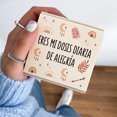 a person holding up a card that says, feces mi doss diaria de aleegia