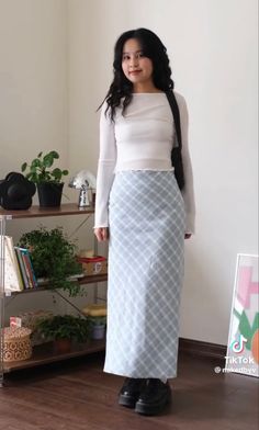 Spring Soft Outfits, Skirts And Dresses Outfits, Long Patterned Skirt Outfit, Skirts Outfits Aesthetic, Modesty Outfits Summer, Modest University Outfits, Long Skirts Aesthetic, Modest Summer Tops, Modest Girly Outfits