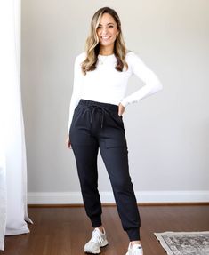 One Week of Outfits for Work - Pumps & Push Ups Physical Therapist Outfit, Therapist Outfit, Jeans Outfit For Work, Jogger Pants Outfit, Olive Pants, Outfits For Work, Black Jeans Outfit, Petite Style