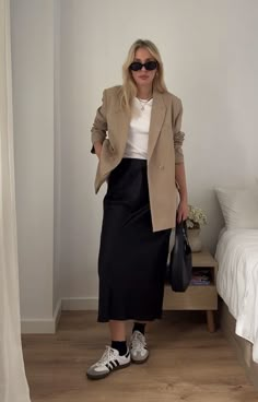 Outfit Jeans Nero, Midi Skirt With Blazer Outfit, Midi Skirt Autumn Outfit, Social Media Manager Outfit, Midi Skirt And Blazer Outfit, Synagogue Outfit, Skirt Office Outfit, Photographer Outfit, Outfit Elegantes