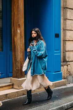 Oversized Denim Shirt Street Style, French Street Style Summer 2023, Colored Cowboy Boots Outfit, Blazer Outfits For Women Street Style, Street Style Trends 2023, Ny Street Fashion, Mexico City Street Style, Closet Rebuild, Kimono Street Style