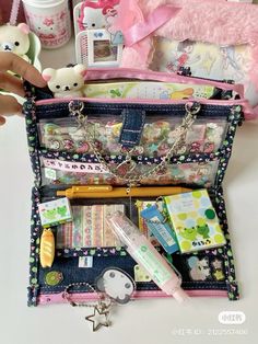 cr: 小红书 ID: 2122557406 Kawaii Bags, Inside My Bag, Cute Stationary, What In My Bag, Cute Room Ideas, Cute School Supplies, Kawaii Stationery, Pretty Bags, Cute Stationery