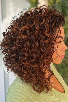 Stacked Curls with Brown Balayage for women with thick curly hair Stacked Haircut, Haircut For Big Forehead, Braided Beard, Stacked Haircuts, Bob Hair Color, Bob Haircut Curly, Flattering Hairstyles, Haircuts For Curly Hair