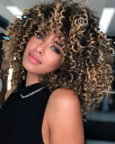 Hombre Hair, Curly Hair Color, Dyed Curly Hair, Highlights Curly, Hair Color Caramel, Dark Hair With Highlights