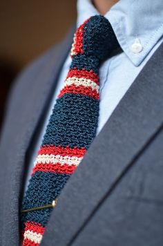 Hair Ties Tutorial, Style Gentleman, A Man In A Suit, Man In A Suit, Mens Fashion Blog, Tie Design