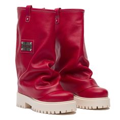 • Upper material: Red leather, offering a worn-in, casual look. • Shape: High boot with a relaxed fit, creating an oversized, slouchy style. • Iconic detail: Metal plaque with CR03 logo stitched on the side, adding a bold, urban touch. • Sole: Chunky beige rubber lug sole with pronounced tread for enhanced traction and stability. • Stitching: Visible and sturdy external stitching, highlighting the craftsmanship and casual design. • Pull tabs: Small pull tabs at the top for easy wear. • Sole heig Red Pointed Toe Boots, Buffalo Shoes Outfit Street Styles, Pony Style, Pretty Shoes Sneakers, Statement Shoes, Slouchy Style, Statement Shoe, Pointed Toe Boots, Red Boots