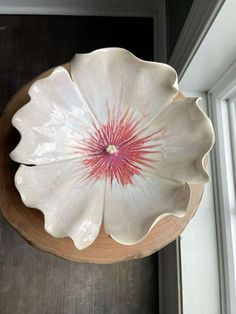 Pottery Designs Bowl, Ceramic Flower Bowl, Flower Clay Art, Flower Ceramics, White Hibiscus, Flower Bowl