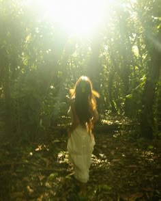 Ethereal Photoshoot Nature, Woods Photos, Senior Pic Inspo, Oahu Photographers, Forest Light, Nature Photoshoot, Forest Photos, Senior Photoshoot