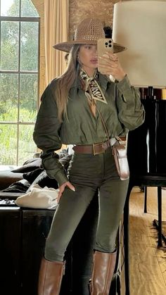 Kenya Outfits, Safari Fits, Gloves Outfit Classy, Cow Boots, Country Chic Outfits, Gloves Outfit, Safari Outfit, Horse Photoshoot