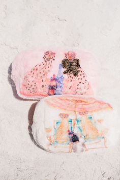 ISLAND CAT WHITE FUZZY BAG BAG Judith March Fuzzy Bag, Cat White, Beach Print, Beauty Lover, Leopards, Makeup Essentials, Beauty Routine, Playful Design, Makeup Routine