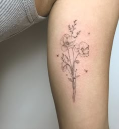 a woman's thigh with flowers on it