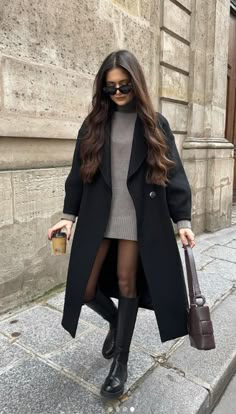 @gavanndi on insta Black Coat Outfit Winter Classy, Paris Outfit Ideas Winter, Black Coat Outfit Winter, Amsterdam Outfits, Black Outfit Winter, Spain Winter, Church Outfit Winter, Madrid Outfits, Paris Outfit Ideas