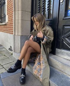 Mocassin Outfit Winter, Burberry Trench Coat Outfit, Mocassin Outfit, Trench Outfit, New York Outfits, Loafers Outfit, Trench Coat Outfit, Burberry Outfit, Burberry Coat