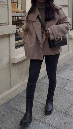 City Break Outfit, Trending Winter Boots, Scrub Corpo, Mother Tattoos, French Girl Style, Trending Boots, Autumn Outfits, Interview Outfit, Trendy Fall