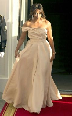 Michelle Obama Outfits, Mitchell Obama, Michelle Obama Style, Barak And Michelle Obama, Barack Obama Family, Malia And Sasha, Michelle Obama Fashion, American First Ladies, Michelle And Barack Obama