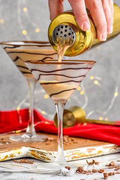 Chocolate and booze? Say no more! When it comes to favorite dessert martini recipes, this Chocolate Martini is sure to be at the top of your favorites list. You'll love this indulgent martini even if you aren't a chocolate lover. Chocolate Martini Recipe Vodka, Dessert Martini, Chocolate Martinis, Dirty Martini Recipe, Shake Drink, 2024 Health, Martini Recipes Vodka, Martini Party