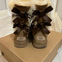 Women’s 6, 4.5y , Barely Worn , Comes With Box. Uggs Bow Boots, Bailey Bow Uggs Ugg, Ugg Bailey Bow, Ugh Boots With Bows, Brown Bow Ugg Boots, Bailey Bow, Bailey Bow Uggs, Ugg Shoes, Womens Uggs