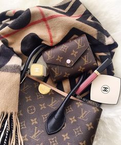 Burberry Lookbook, Luxe Closet, Aesthetic Expensive, Louis Vuitton Handbags 2017, Burberry Scarf, Fashion Tote Bag, Closet Inspiration, Louis Vuitton Damier Azur, Cheap Handbags