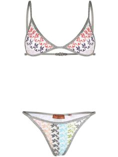 Missoni Bestickter Bikini mit Lurex-Borte Weiß/Bunt, bestickt, Lurex-Details, Kontrastrand, Paillettenverzierung, Triangel-Design, verstellbare Spaghettiträger, Clipverschluss hinten, High-Waist-Bikinihöschen. Swimwear kann nur über Ihrer eigenen Unterwäsche anprobiert werden. Taucherbrille und Schnorchel sind optional. Alle Pieces von Missoni sind echte Handwerkskunst und können daher leicht vom Foto abweichen. Missoni Pattern, Designer Bikinis, Sequin Embellishment, Crochet Swimwear, Future Clothes, Beach Wears, Missoni