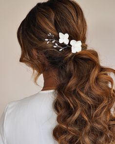 ✨ Elevate your bridal look with the enchanting Hannah Hair Pin! 🌸 Handcrafted with intricate white Hydrangea flowers and delicate pearls, this stunning hair accessory exudes elegance and romance. 👰 Designed and meticulously handmade in the United Kingdom, the Hannah Hair Pin adds a timeless touch to your wedding ensemble. Crafted with a fine silver or gold wire band, it ensures durability and sophistication for seasons to come. 💖 Choose the perfect colour to complement your style and wedding Pearl Hair Pins, Flower Hair Pin, Wedding Hair Pins, Pearl Hair, White Hydrangea, Hydrangea Flower, Clay Flowers, Bridal Hair Pieces, White Silver