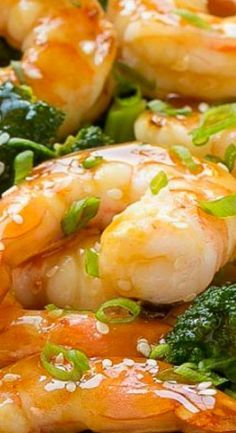 shrimp, broccoli and spinach stir - fry with sesame seeds on top