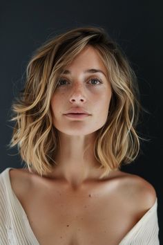 Alison Roman Hair, Long Bob Honey Blonde, Beachy Long Bob, Amanda Summer House Hair, Beachy Blonde Bob, Beachy Lob Haircut, Shoulder Length Hair Blonde Layers, Blonde To Brown Transition, Low Maintenance Medium Haircut Wavy Hair