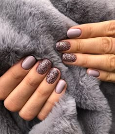 Short Nails Glitter Design, Glitter Nails Inspo Short, Cute Short Sparkly Nails, Full Set Gel Nails Short, Gel Dip Nails Designs Fall, Cute Rounded Nails, Rounded Biab Nails, September Gel Nails Designs, Nail Art For Short Round Nails