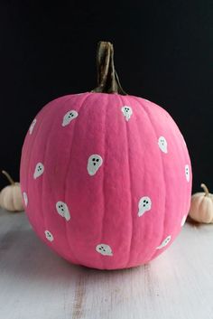 Pumpkin painted pink with ghosts drawings on it Pumpkin Painting Party, Cute Pumpkin Carving, Halloween Pumpkin Carving Stencils, Pumpkin Carving Designs