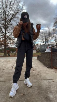 Sweat Pants And Vest Outfit, Fleece Vest Street Style, Hit The Slopes Jacket Outfit, Cold Weather Jogger Outfit, Cold Baseball Game Outfit Casual, Comfy Class Outfit Fall, Winter Altheisure Outfits, Athletic Style Aesthetic, Call 2022 Outfits