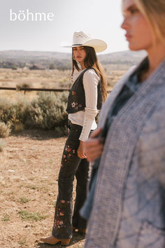 vest and flare jeans set with embroidered details Western Editorial, 70s Western, Basic Necessities, Boho Rock, Western Vibes, Get Ready For Fall, Outdoor Girls, Country Boots, Spring 2025