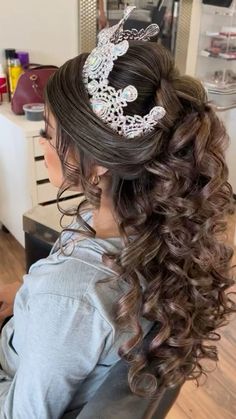 𝒫𝒾𝓃: 𝑔𝑜𝓁𝒹𝓈𝒽𝑜𝓇𝓉𝓎 💌 Quince Hair, Sweet 16 Hairstyles, Quince Planning, Quince Hairstyles For Long Hair, Quince Stuff, Hairstyles With Crown, Quinceanera Planning, Hoco Hair Ideas Updo Hairstyle, Quince Hairstyles With Crown