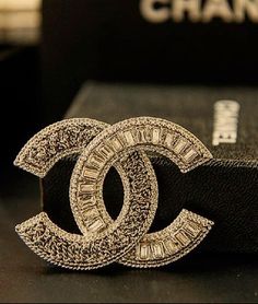 Channel Brooch, Brooch For Men, Chanel Boutique, Boutique Chic, Key Jewelry